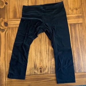LuLu lemon black size 8 Capri yoga pants